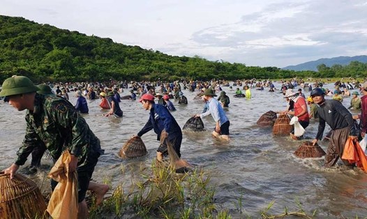 Hàng trăm người dân tham gia lễ hội đánh cá Đầm Vực sáng 14.6 tại xã Xuân Viên. Ảnh: TT.