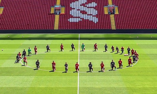 Cầu thủ Liverpool quỳ gối trên sân Anfield để bày tỏ ủng hộ chống phân biệt chủng tộc. Ảnh: Mirror Sport.