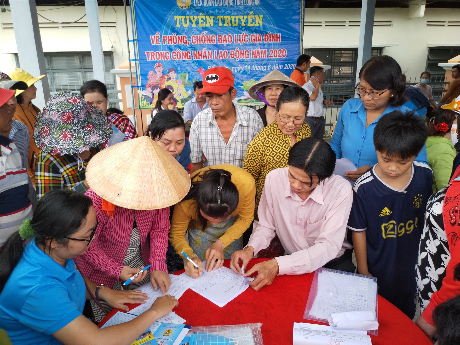 Công nhân đến đăng ký tham gia buổi sinh hoạt ngày 14.6. Ảnh: K.Q