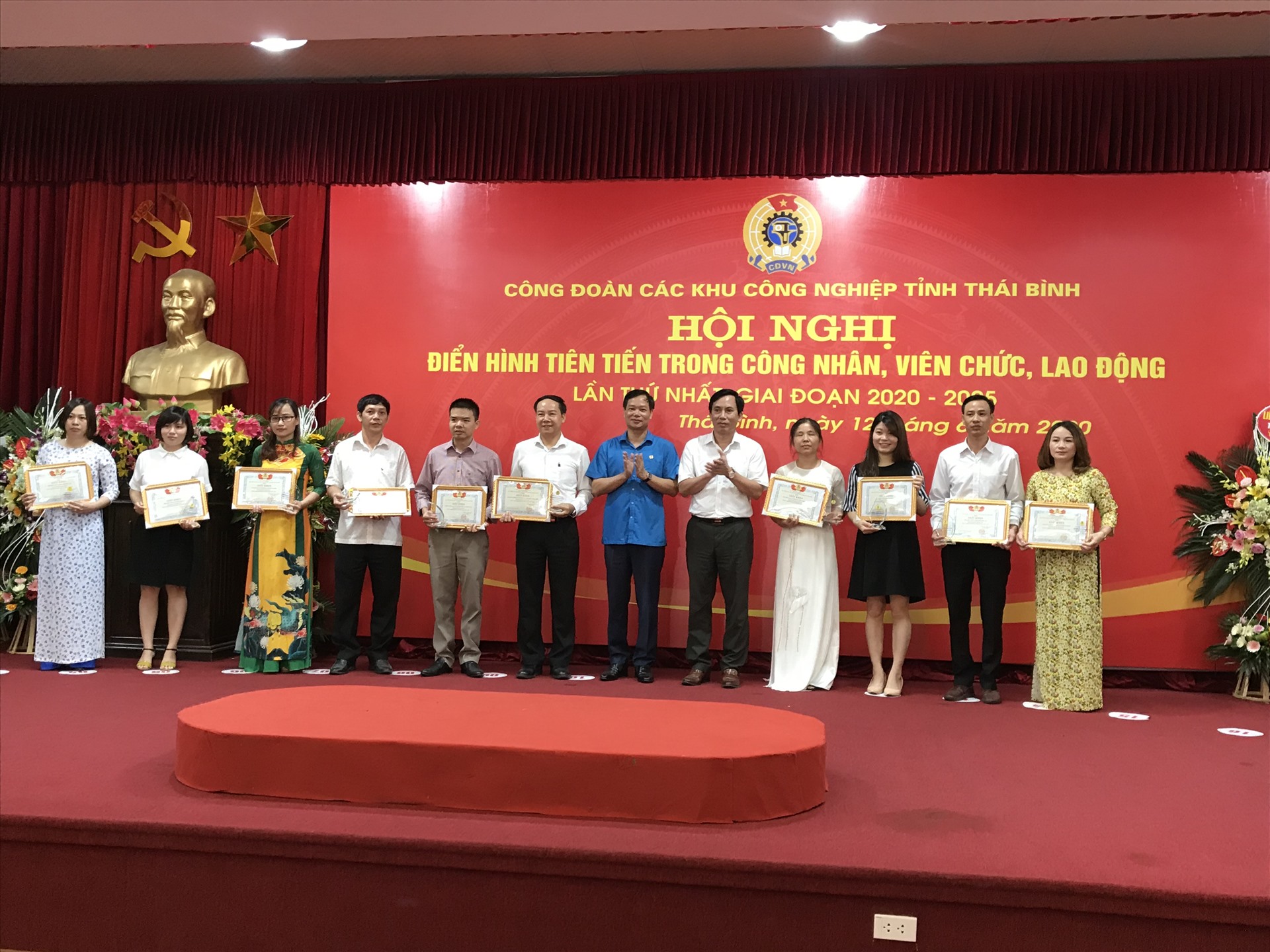 Lãnh đạo LĐLĐ tỉnh, Ban quản lý khu kinh tế và các khu công nghiệp tỉnh tặng giấy khen cho các tập thể điển hình tiên tiến. Ảnh: B.Mạnh