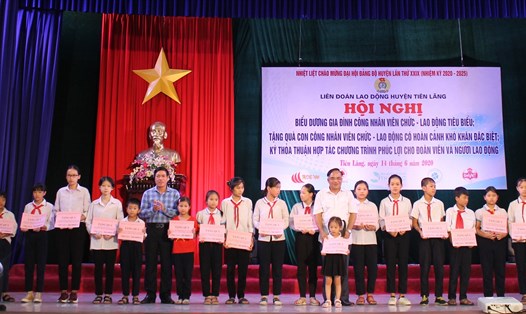 445 con công nhân, viên chức, lao động huyện Tiên Lãng có hoàn cảnh khó khăn được nhận quà từ LĐLĐ huyện. Ảnh MD