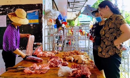 Nhiều ý kiến cho rằng, để giá thịt lợn "nhảy múa" gây thiệt hại cho người tiêu dùng một phần do năng lực yếu kém của cơ quan quản lý thị trường trong nước. Ảnh: Khánh Vũ