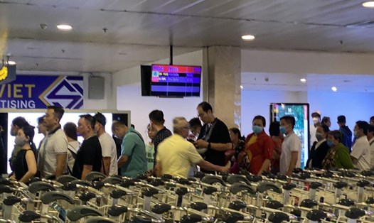 Hành khách của chuyến bay vừa bị trượt khỏi đường băng đã an toàn đi vào nhà ga sân bay Tân Sơn Nhất. Ảnh PV