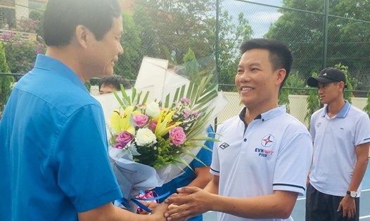 Ông Nguyễn Đăng Bảo - Phó Chủ tịch Thường trực LĐLĐ tỉnh Quảng Trị tặng chúc mừng các vận động viên dự giải. Ảnh: HT