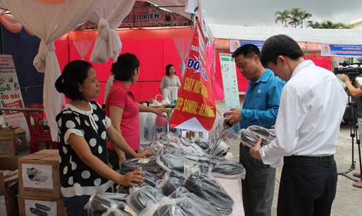 Người lao động tham quan mua sắm tại Phiên chợ 0 đồng.