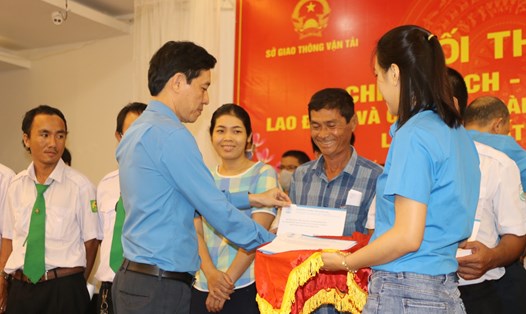 Công đoàn Ngành GTVT Khánh Hoà trao hỗ trợ cho lao động khó khăn do ảnh hưởng dịch COVID-19.Ảnh: P. Linh