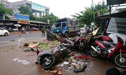 Hiện trường vụ TNGT sáng 13.6 tại Quốc lộ 14 đoạn qua chợ tạm 312, huyện Đăk Min, tỉnh Đắk Nông. Ảnh: hữu long