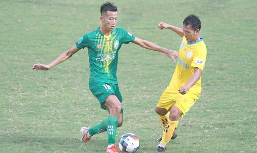 Sanna Khánh Hòa (áo vàng) đang đứng thứ 2 trên bảng xếp hạng với 6 điểm, bằng điểm với đội đầu bảng Bình Định. Ảnh: VPF.