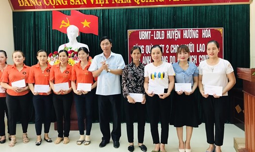 Ông Lê Minh Tuấn - Bí thư Huyện ủy Hướng Hóa trao quà hỗ trợ cho đoàn viên, người lao động bị ảnh hưởng bởi dịch COVID-19. Ảnh: TH.