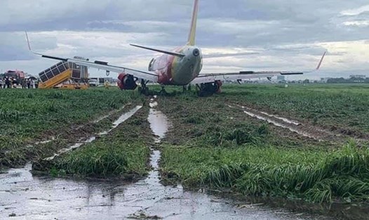 Máy bay trượt khỏi đường băng đã được giải cứu. Ảnh Nguyễn Sỹ