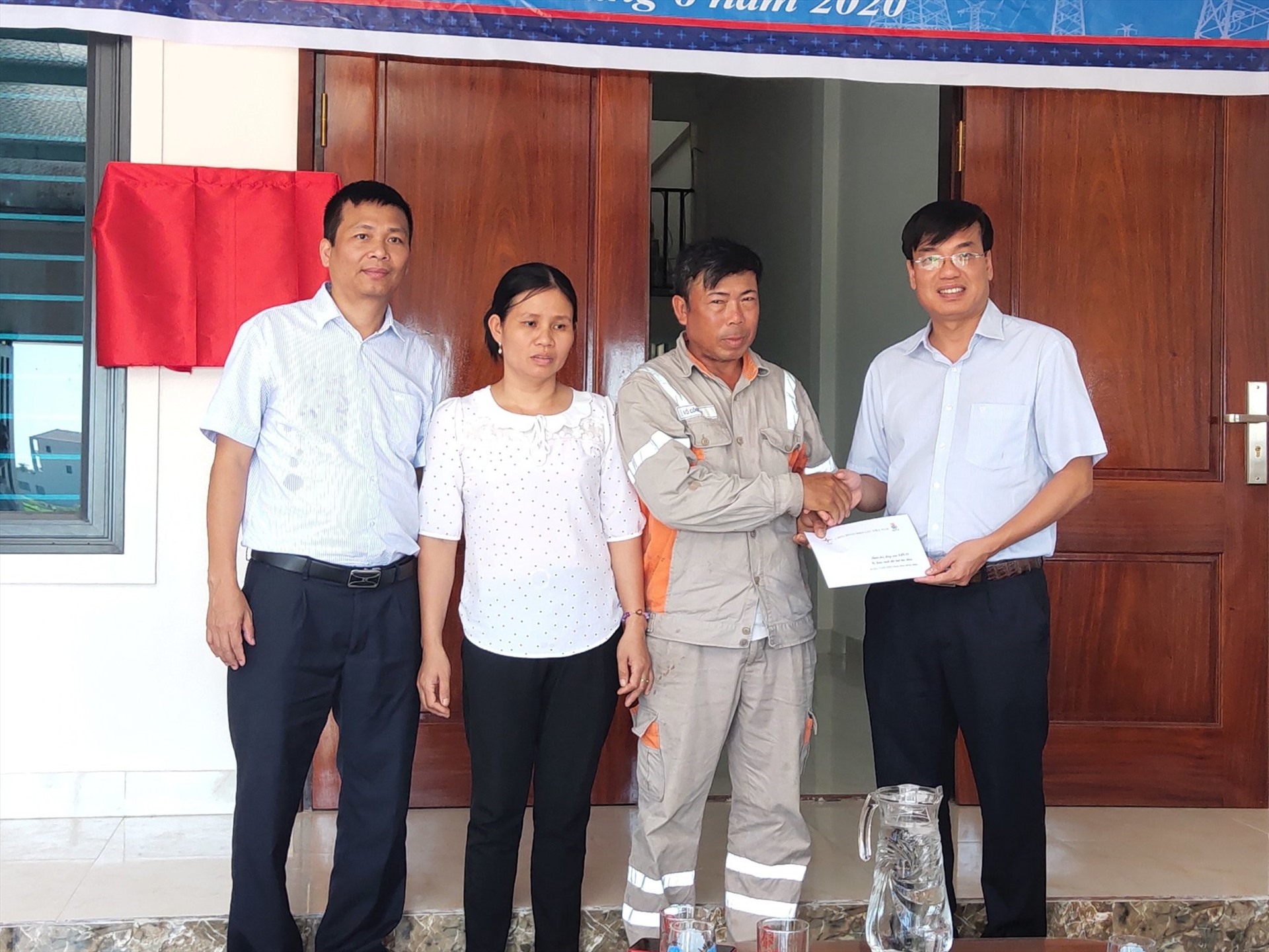 Đồng chí Uông Quang Huy -  Trưởng ban chính sách pháp luật Công đoàn Điện lực Việt Nam (ngoài cùng bên phải) trao hỗ trợ cho gia đình anh Lý. Ảnh: Tiến Long - Quỳnh Trâm