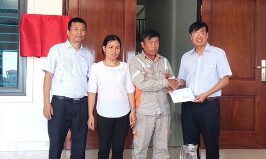 Đồng chí Uông Quang Huy -  Trưởng ban chính sách pháp luật Công đoàn Điện lực Việt Nam (ngoài cùng bên phải) trao hỗ trợ cho gia đình anh Lý. Ảnh: Tiến Long - Quỳnh Trâm