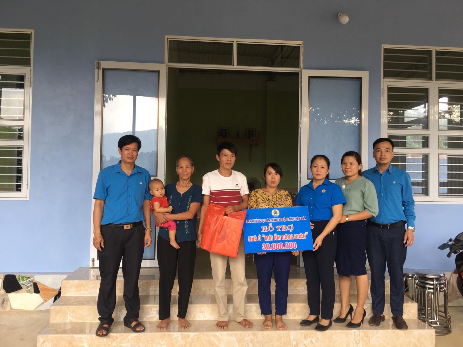 Bà Lầu Thị Thanh hương - Phó Chủ tịch thường trực LĐLĐ tỉnh trao nhà ở "Mái ấm Công đoàn" cho đoàn viên có hoàn cảnh khó khăn tại xã Xuân Lao, huyện Mường Ảng. Ảnh N.C