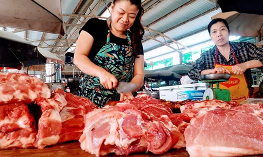 Ngày 15.6, giá thịt lợn giảm thêm 3.000-5.000 đồng/kg do lợn hơi giảm giá. Ảnh: Khánh Vũ