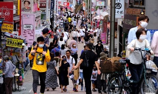 Nhật Bản phát hiện nhiều ca mắc COVID-19 mới liên quan đến khu giải trí về đêm sau khi nới lỏng hạn chế kinh doanh. Ảnh: AFP