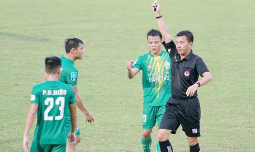 Trọng tài Nguyễn Ngọc Khánh gây tranh cãi trong chiến thắng 1-0 mới đây của Sanna Khánh Hòa trước XSKT Cần Thơ. Ảnh: VPF