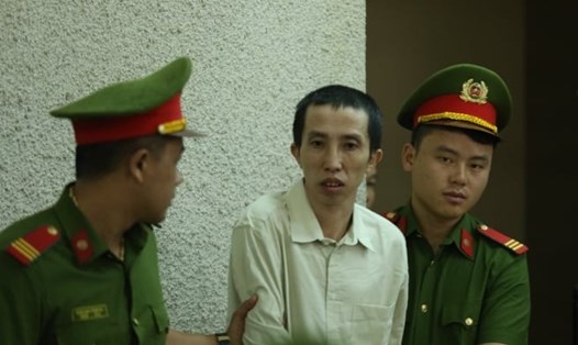 Bị cáo Bùi Văn Công (áo vàng nhạt, ở giữa) trong phiên tòa phúc thẩm vụ Mua bán trái phép chất ma túy ngày 15.6. Ảnh: Việt Dũng.