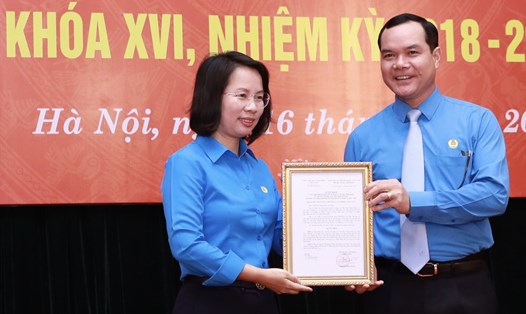 Chủ tịch Tổng LĐLĐVN Nguyễn Đình Khang trao Quyết định cho đồng chí Bùi Huyền Mai. Ảnh: Hải Nguyễn