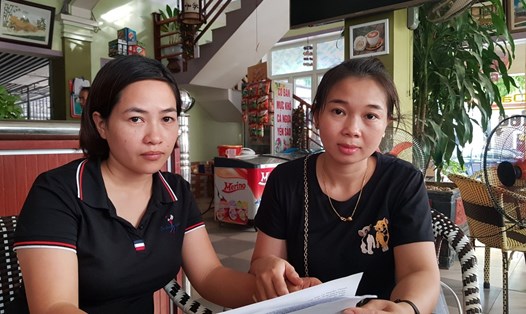 Cô Bùi Thị Hồng Duyên (trái) và đồng nghiệp kiến nghị nguyện vọng được tham gia dự tuyển viên chức. Ảnh: Quang Đại