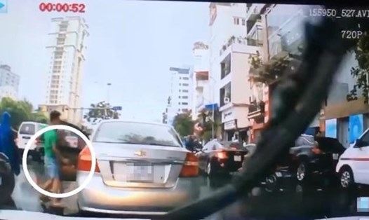 Đoạn clip ngắn 30 giây ghi lại hành động "hôi" chùm vải của thanh niên lái ôtô trên đường Đại Cồ Việt (quận Hai Bà Trưng, Hà Nội) khiến dân mạng bức xúc. Ảnh cắt từ clip