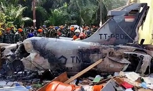 Máy bay chiến đấu của không quân Indonesia rơi xuống nhà dân. Ảnh: Kompas.com