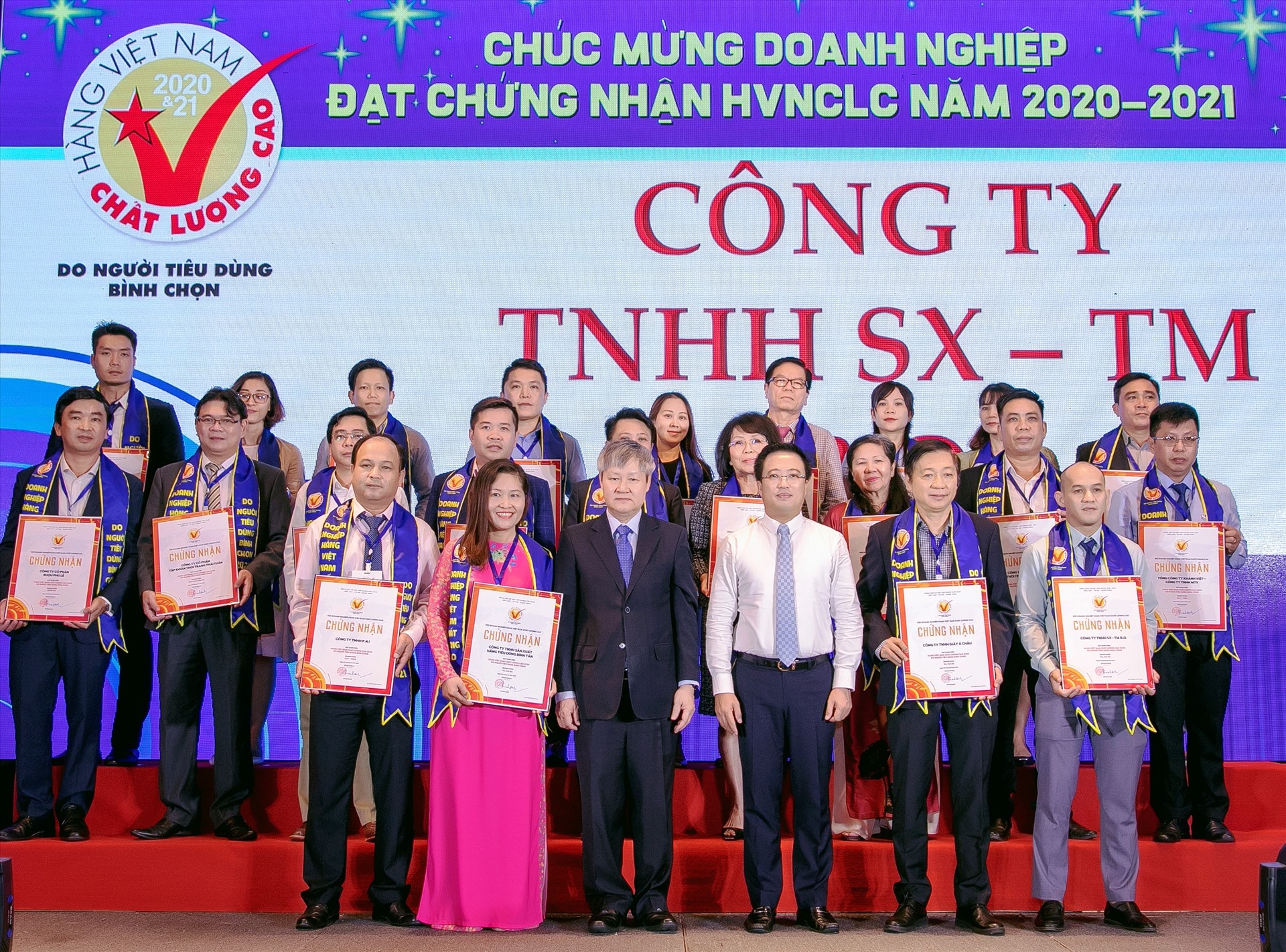 Đại diện Tổng công ty Khánh Việt (đứng ngoài cùng hàng thứ 2 bìa phải) nhận chứng nhận Hàng Việt Nam chất lượng cao. Ảnh: Thành Tuyến