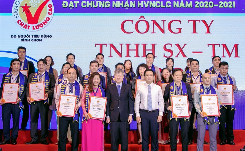 Đại diện Tổng công ty Khánh Việt (đứng ngoài cùng hàng thứ 2 bìa phải) nhận chứng nhận Hàng Việt Nam chất lượng cao. Ảnh: Thành Tuyến