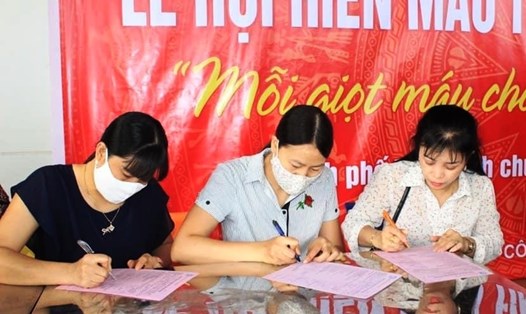 Chị Đỗ Thị Mai Hoa - Chủ tịch Công đoàn Trường mầm non Ninh Phong (bên phải) và các đoàn viên trong trường đăng ký tham gia hiến máu tình nguyện do LĐLĐ tỉnh Ninh Bình phát động. Ảnh: NT