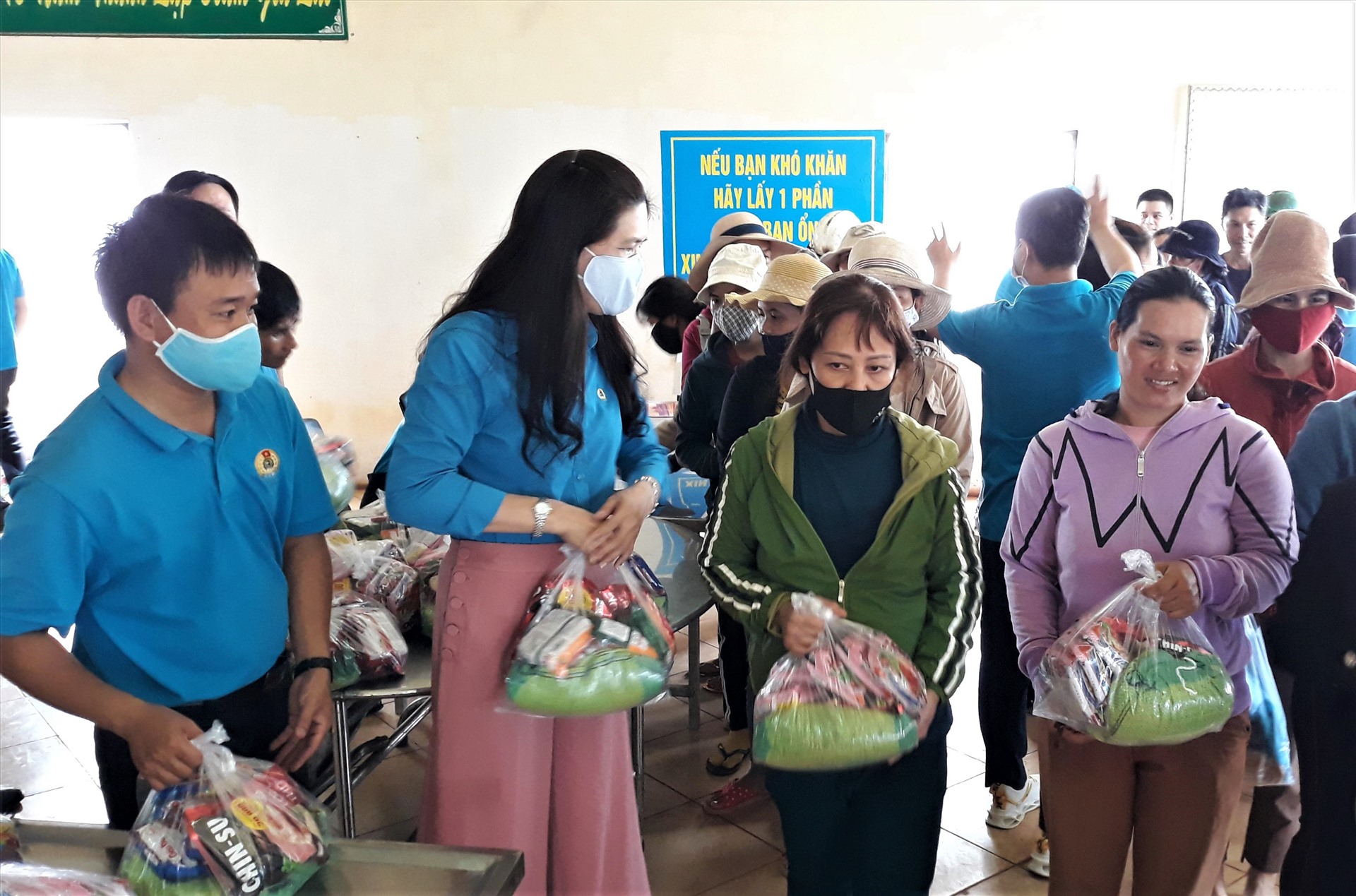 Bà Trần Lệ Nhung - Uỷ viên Ban chấp hành Tổng LĐLĐVN, Chủ tịch LĐLĐ Gia Lai - trao quà cho công nhân lao động có hoàn cảnh khó khăn ở Khu Công nghiệp Trà Đa (TP.Pleiku, Gia Lai). Ảnh: Công đoàn Gia Lai