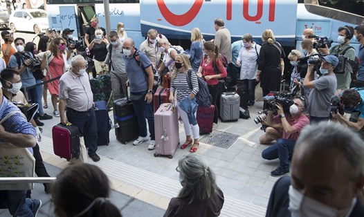 Một đoàn khách du lịch Đức tham gia chương trình du lịch thí điểm đã tới Tây Ban Nha hôm 15.6. Ảnh: AFP.
