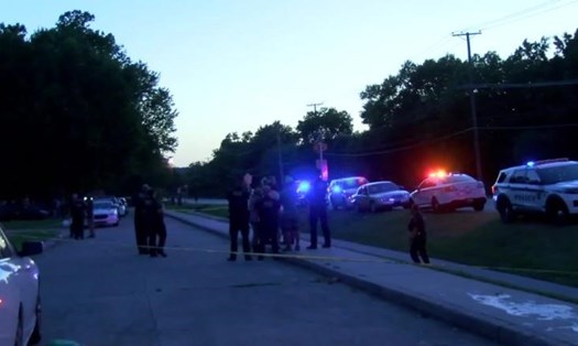 Một người đàn ông 31 tuổi ở Tulsa, Oklahoma bị buộc tội giết người sau khi bỏ quên hai con nhỏ trên xe ôtô dẫn đến cái chết thương tâm. Ảnh: CNN