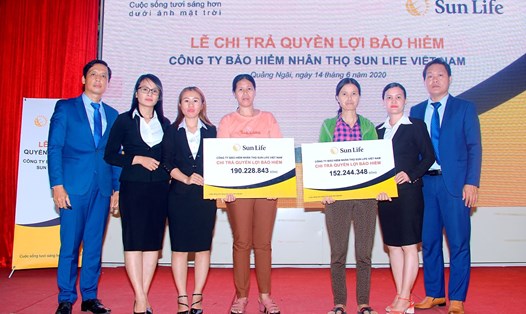 Số tiền Sun Life Việt Nam chi trả quyền lợi bảo hiểm cho hai Khách hàng đợt này hơn 342 triệu đồng.