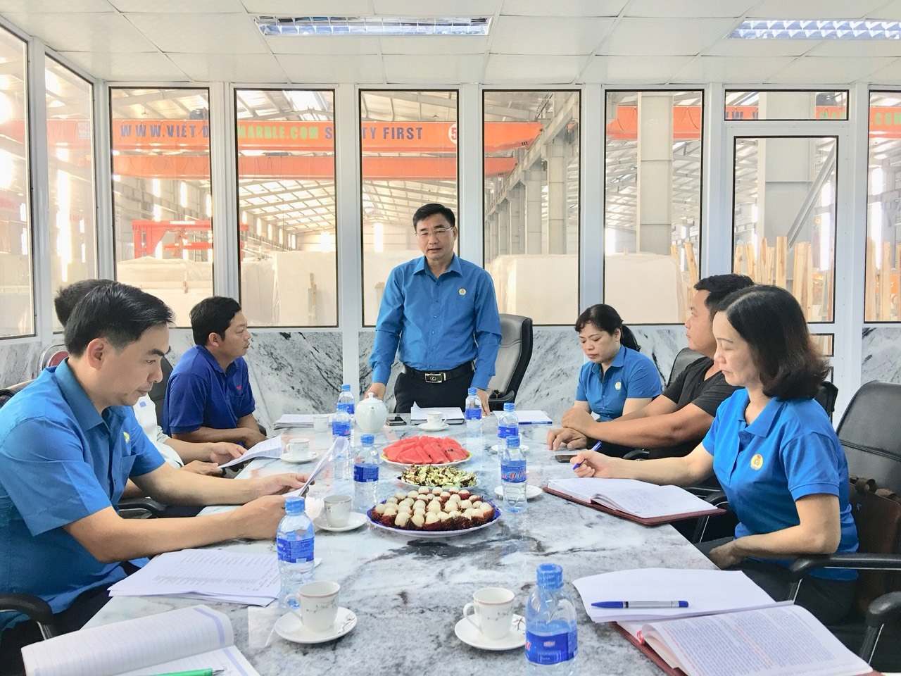 Đồng chí Nguyễn Chương Phát - Chủ tịch LĐLĐ tỉnh Yên Bái - phát biểu tại buổi làm việc với Chi nhánh Lục Yên Công ty Cổ phần Luyện kim và khai khoáng Việt Đức. Ảnh: Tâm Thành