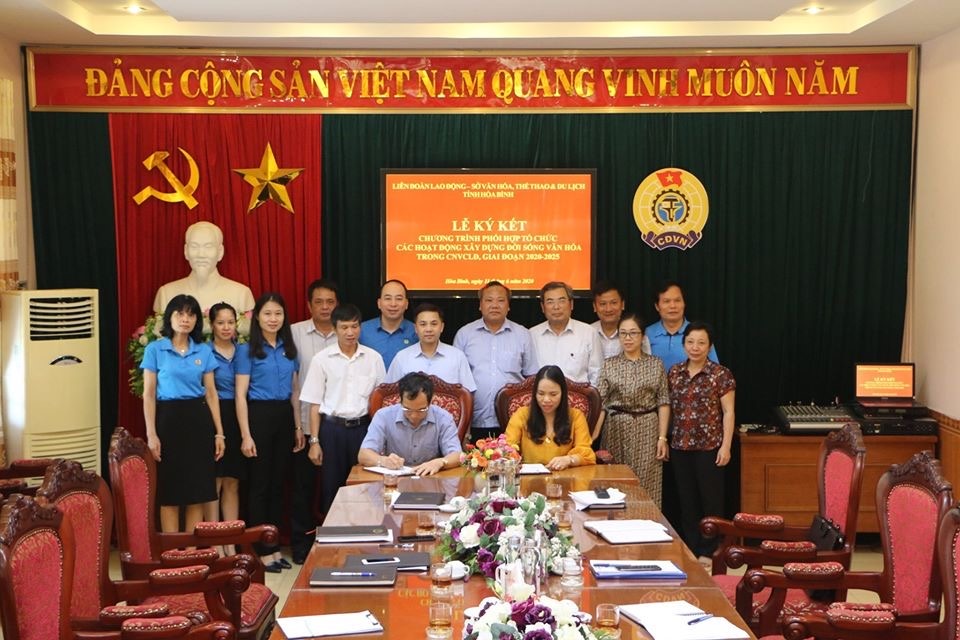 Lãnh đạo Liên đoàn Lao động tỉnh và Sở Văn hoá- Thể thao và Du lịch tỉnh ký chương trình phối hợp. Ảnh: Mạnh Cường.