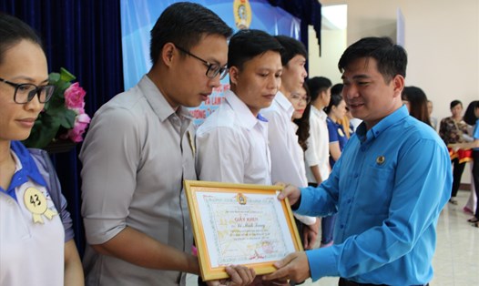Ông Nguyễn Trọng Nghĩa, Chủ tịch LĐLĐ Quận 8, TPHCM trao Giấy khen cho các cá nhân "Lao động giỏi - Lao động sáng tạo". Ảnh Đức Long