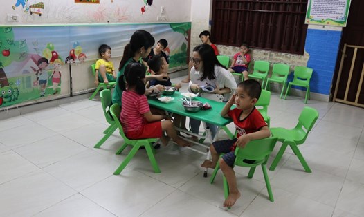 Cô giáo Nguyễn Thị Việt Hà nhận nuôi 9 trẻ tự kỷ, mồ côi miễn phí tại trung tâm. Ảnh: Phạm Đông