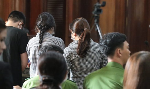 Bị cáo Trần Thị Quỳnh (thứ 2, hàng đầu từ trái sang) tại phiên toà sáng 16.6.