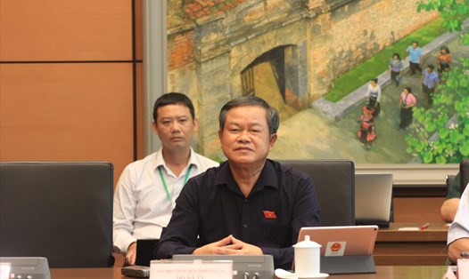 Phó Chủ tịch Quốc hội Đỗ Bá Tỵ phát biểu tại phiên thảo luận. Ảnh T.Vương