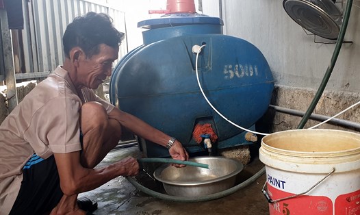 Nước sạch nhỏ giọt tại 1 hộ dân ở thị trấn Cửa Việt. Ảnh: Hưng Thơ.