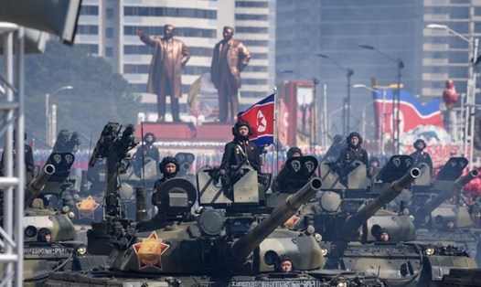 Xe tăng của quân đội nhân dân Triều Tiên tham gia lễ duyệt binh trên quảng trường Kim Nhật Thành ở Bình Nhưỡng. Ảnh: AFP.