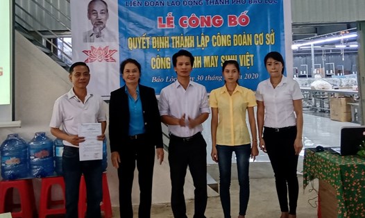 Bà Phạm Thị Tư, Chủ tịch LĐLĐ TP. Bảo Lộc Trao quyết định chỉ định BCH CĐCS lâm thời.