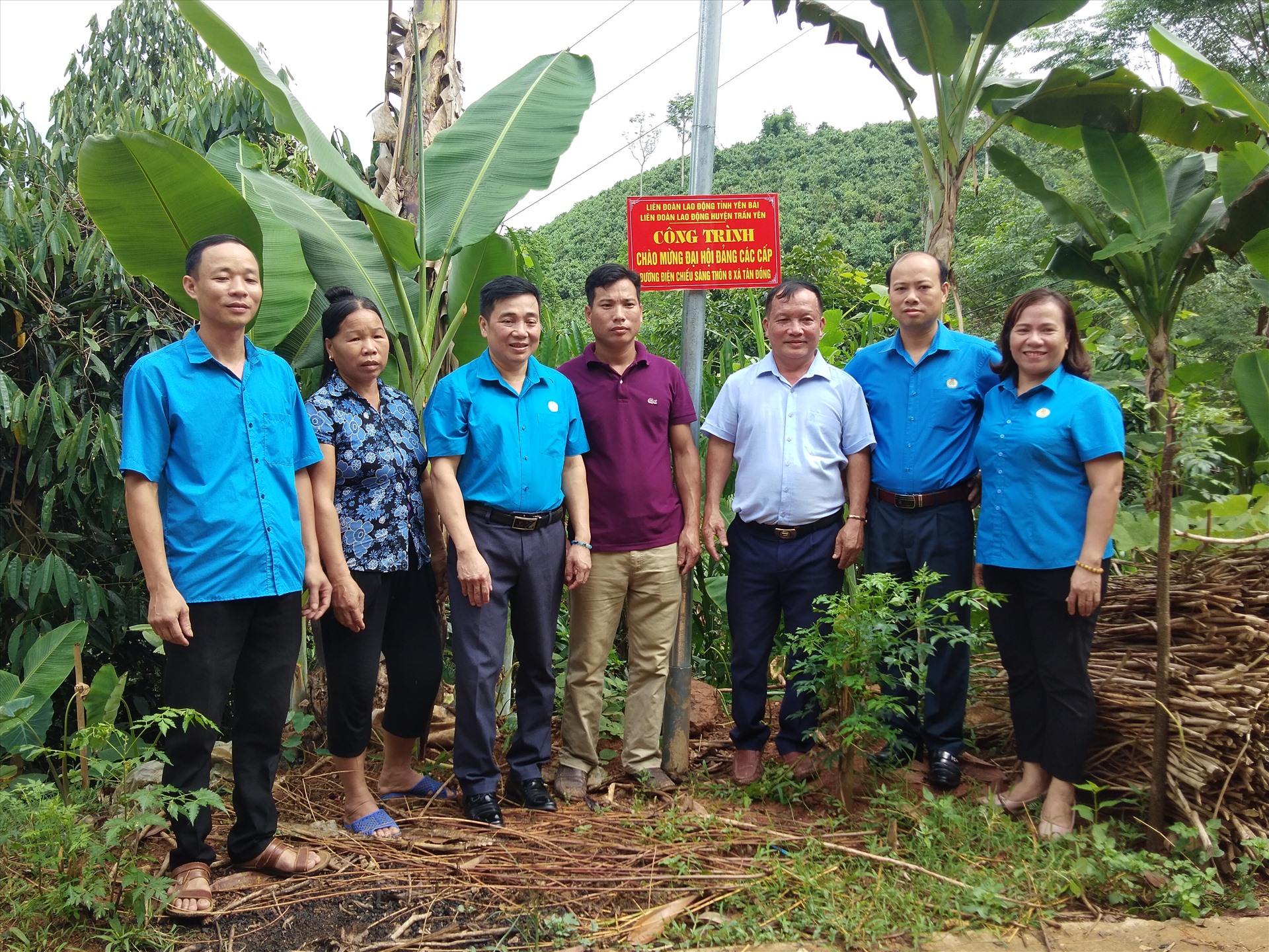 Đại diện lãnh đạo LĐLĐ tỉnh Yên Bái, LĐLĐ huyện Trấn Yên tại lễ gắn biển công trình. Ảnh: Thanh Hùng