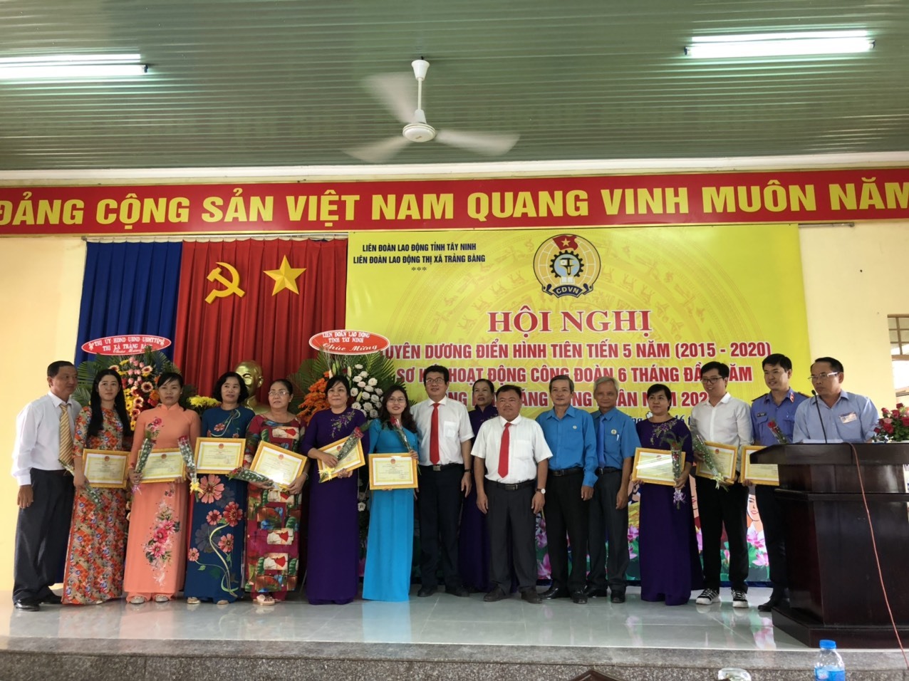 Các đại biểu chụp ảnh lưu niệm cùng các gương điển hình.