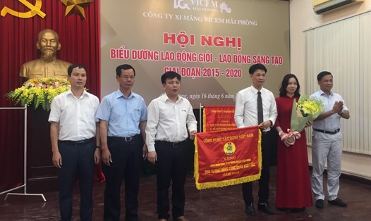 Ông Bùi Đức Thịnh - Phó chủ tịch Công đoàn Vicem Việt Nam trao cờ thi đua xuất sắc cho Công đoàn Công ty Xi măng Vicem Hải Phòng - ảnh MC