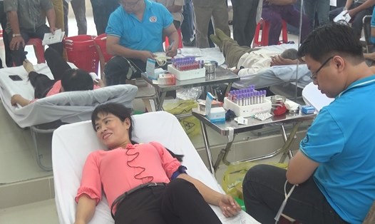 Các cán bộ, công chức cùng tham gia hiến máu nhân đạo. Ảnh LĐLĐ Tây Ninh