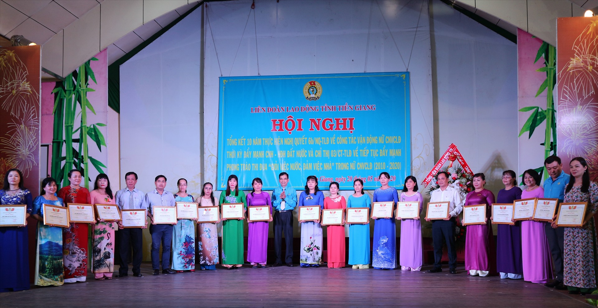 Chủ tịch LĐLĐ tỉnh Tiền Giang trao bằng khen cho các tập thể, cá nhân vì có thành tích xuất sắc trong công tác vận động nữ CNVCLĐ và phong trào thi đua “Giỏi việc nước, đảm việc nhà” giai đoạn 2010 - 2020. Ảnh: Thiên Lý