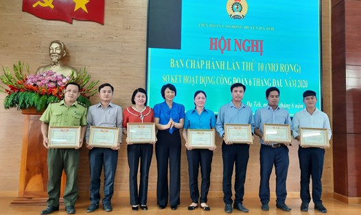 Bà Phạm Thị Phúc - TUV, Chủ tịch LĐLĐ tỉnh trao giấy khen cho các tập thể, cá nhân có thành tích xuất sắc trong các phong trào công nhân.