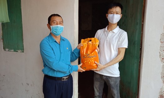 Lãnh đạo CĐ Các khu công nghiệp - chế xuất Hà Nội trao quà hỗ trợ cho CNLĐ gặp khó khăn do COVID-19. Ảnh: D.Ánh