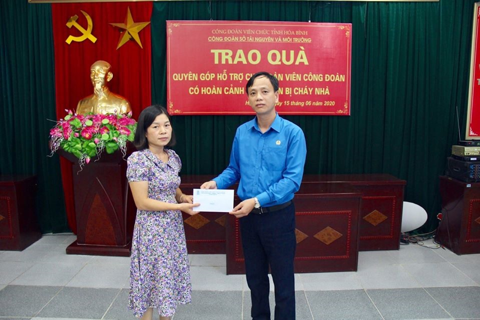 Đại diện Công đoàn Viên chức tỉnh Hoà Bình trao hỗ trợ cho đoàn viên khó khăn. Ảnh: Công đoàn Viên chức tỉnh Hoà Bình.