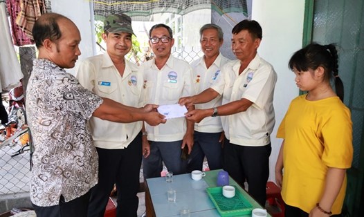 Ban liên lạc trao tiền do đồng đội hỗ trợ gia đình cựu binh Hoàng Thái Long. Ảnh: Thi Công